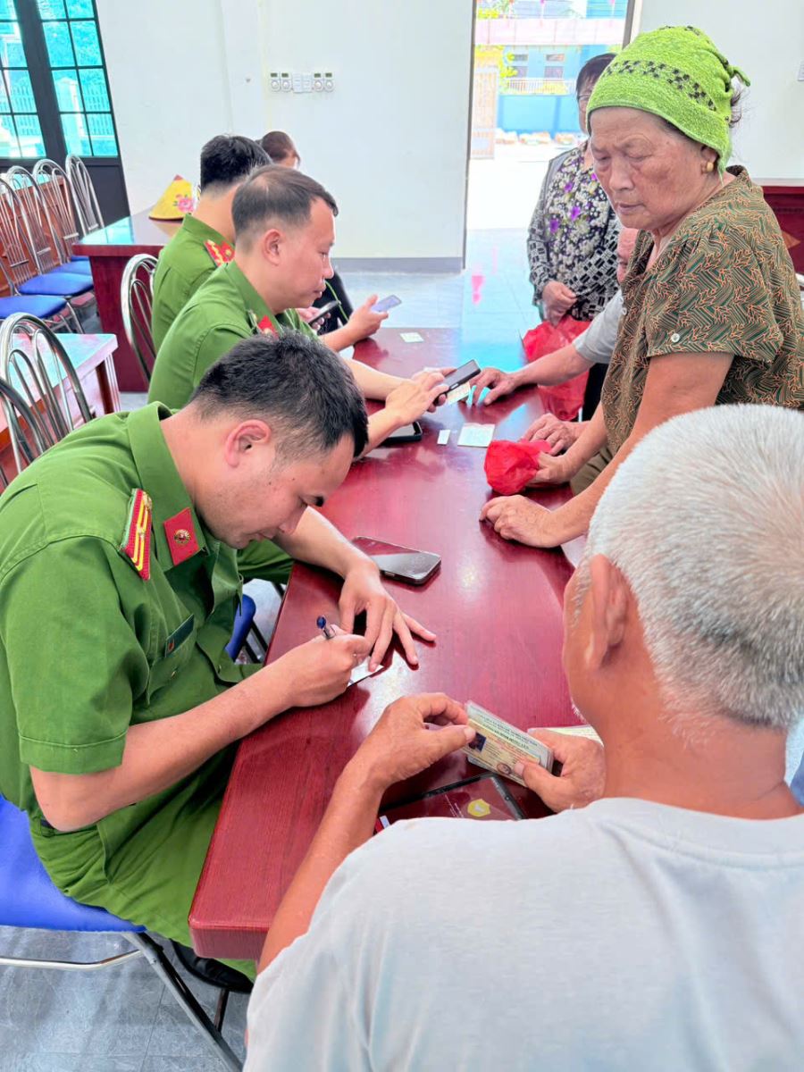 Công an xã Đoàn Đào tuyên truyền, vận động người dân kích hoạt tài khoản định danh điện tử và tích hợp giấy tờ có liên quan