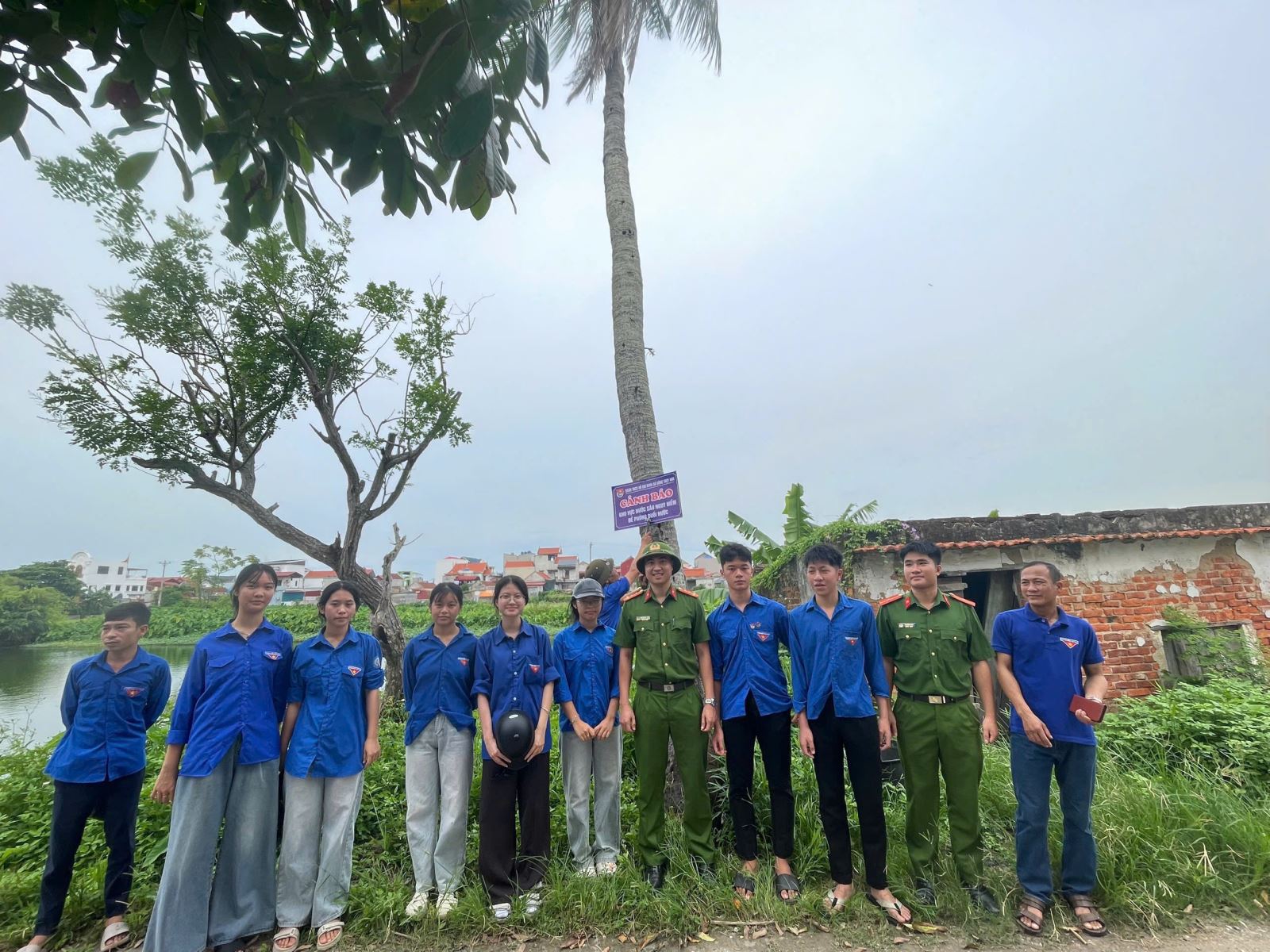 Công an xã Đông Thụy Anh cắm biển cảnh báo tại 20 điểm có nguy cơ đuối nước cao trên địa bàn xã