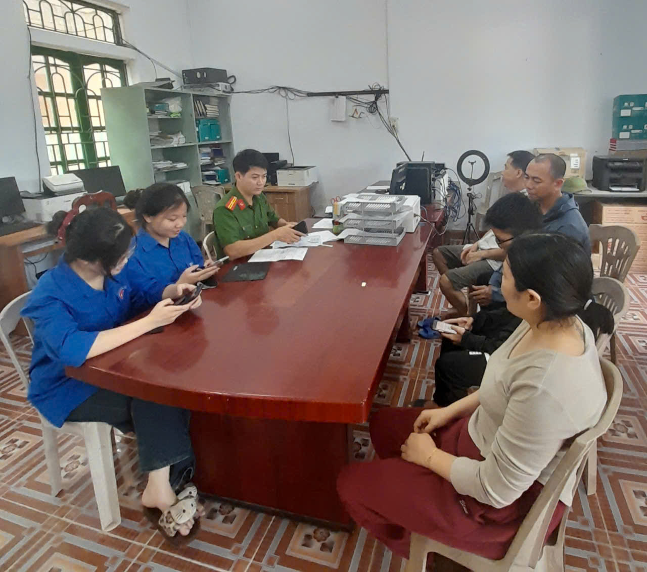 Công an xã Đông Thụy Anh đẩy mạnh kích hoạt tài khoản định danh điện tử mức 2 và hỗ trợ tích hợp giấy tờ trên ứng dụng VNeID cho công dân  trên địa bàn