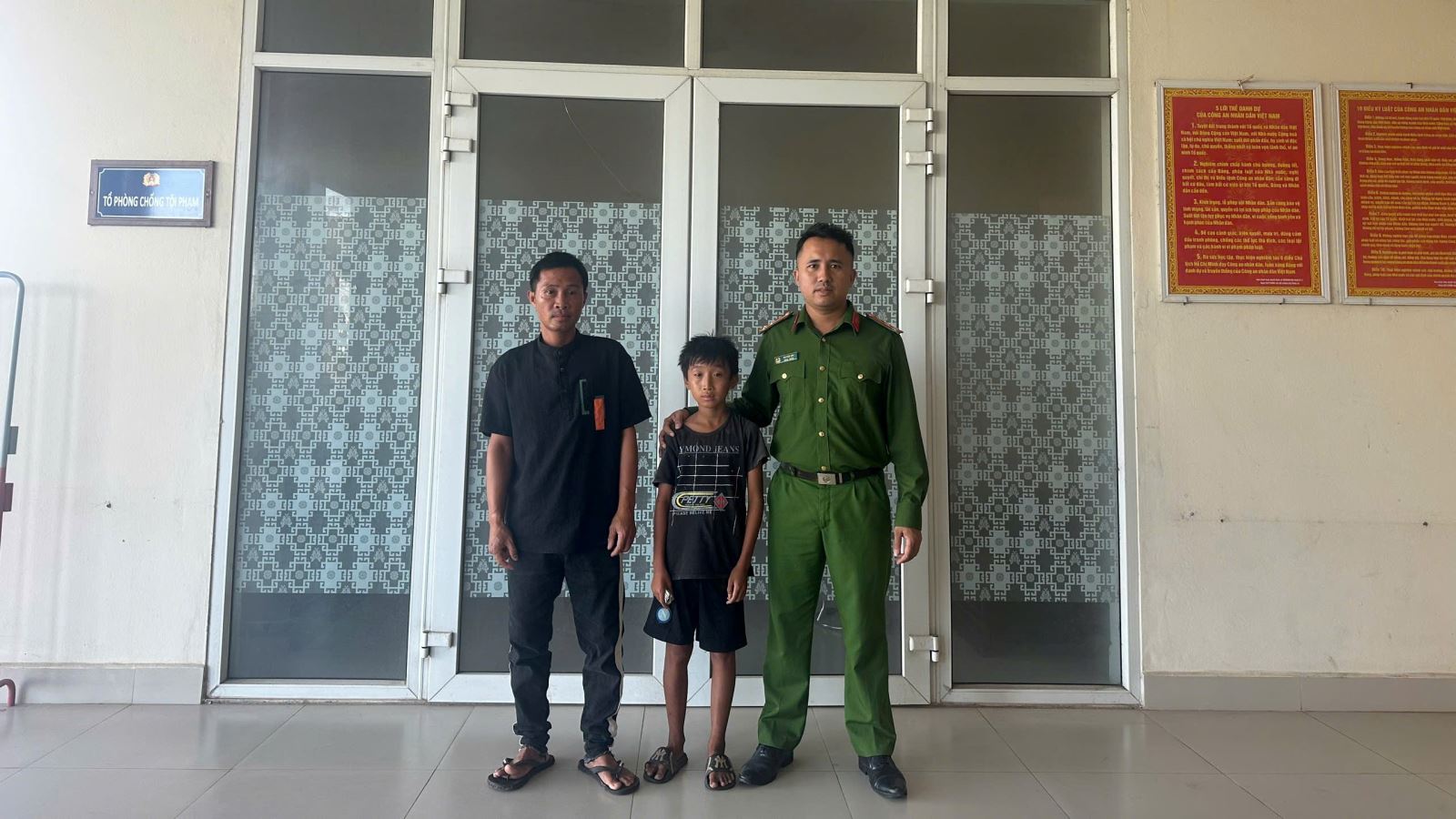 Công an xã Tiền Hải kịp thời hỗ trợ cháu bé đi lạc trở về với gia đình