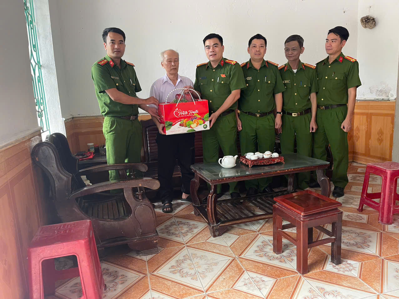 Công an xã Đoàn Đào tổ chức thăm hỏi, tặng quà gia đình chính sách, thương binh, liệt sĩ
