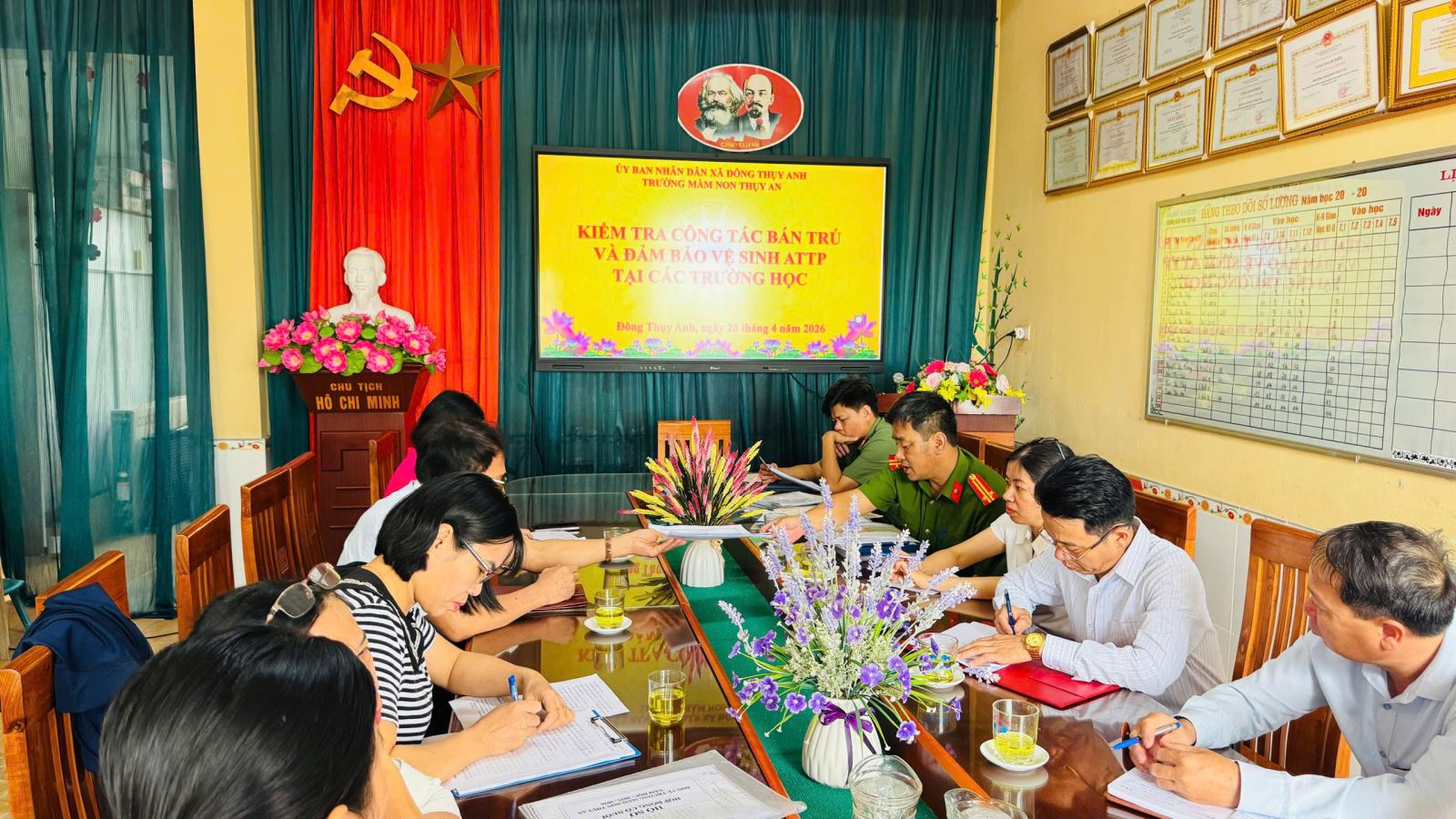 Công an xã Đông Thụy Anh chủ động tham mưu tăng cường kiểm tra, siết chặt an toàn thực phẩm trên địa bàn