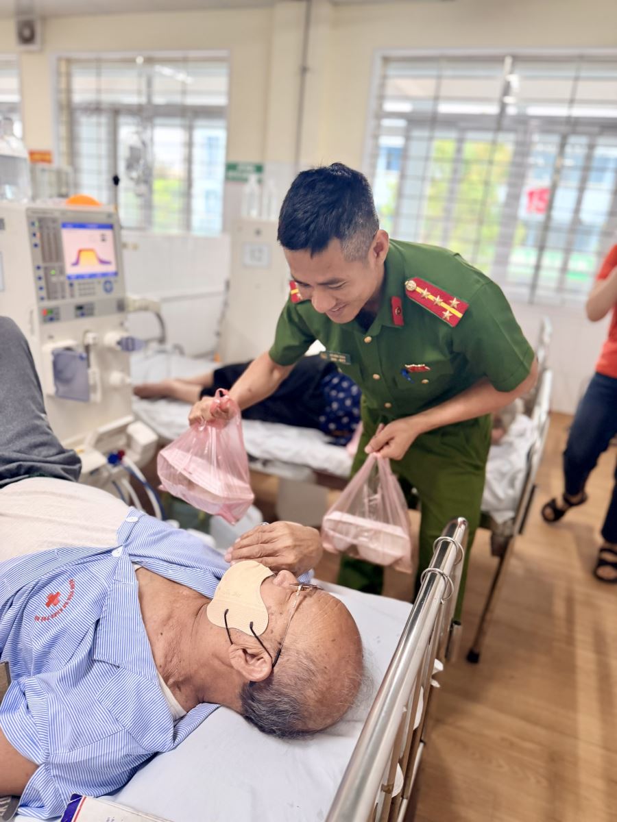 Công an xã Yên Mỹ phối hợp tổ chức chương trình “Bữa cơm yêu thương” tại Bệnh viện đa khoa Phố Nối