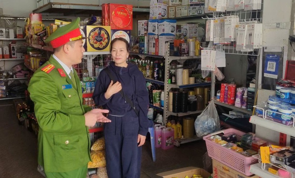 Công an xã Lạc Đạo tích cực vận động giao nộp vũ khí, vật liệu nổ, công cụ hỗ trợ và pháo