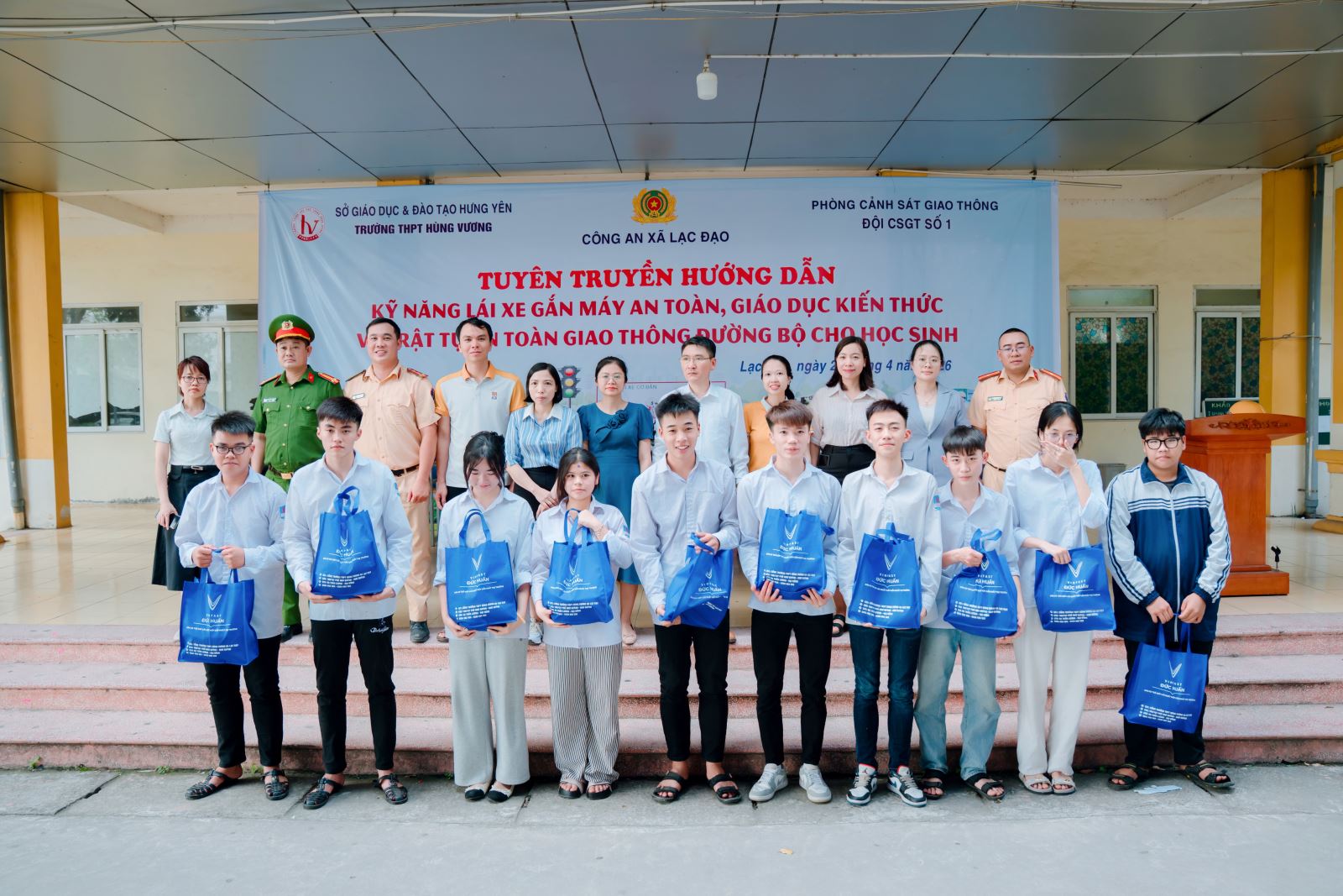 Công an xã Lạc Đạo phối hợp tuyên truyền an toàn giao thông cho hơn 3.000 học sinh THPT