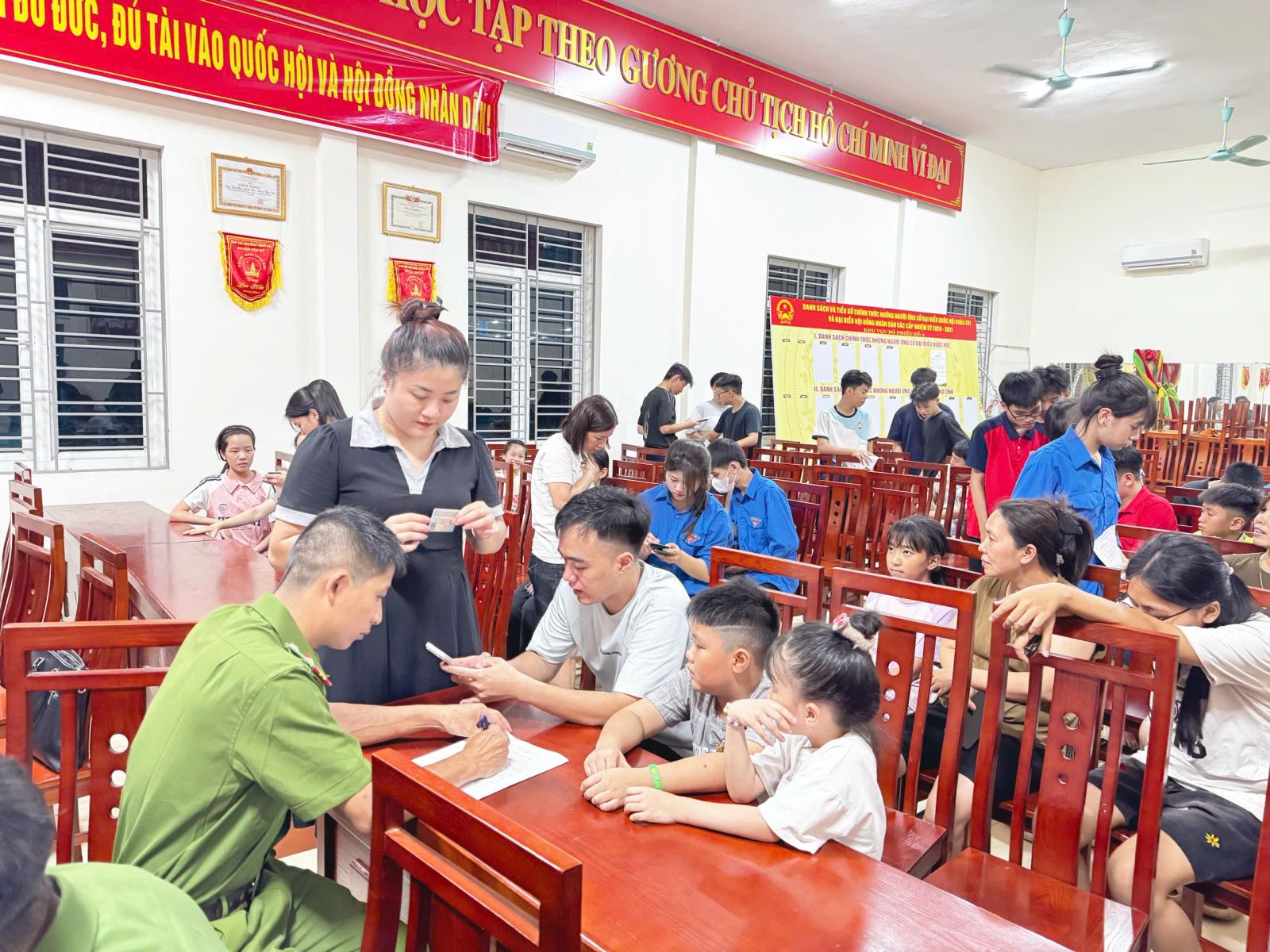 Công an xã Yên Mỹ hỗ trợ người dân nâng cao kỹ năng số