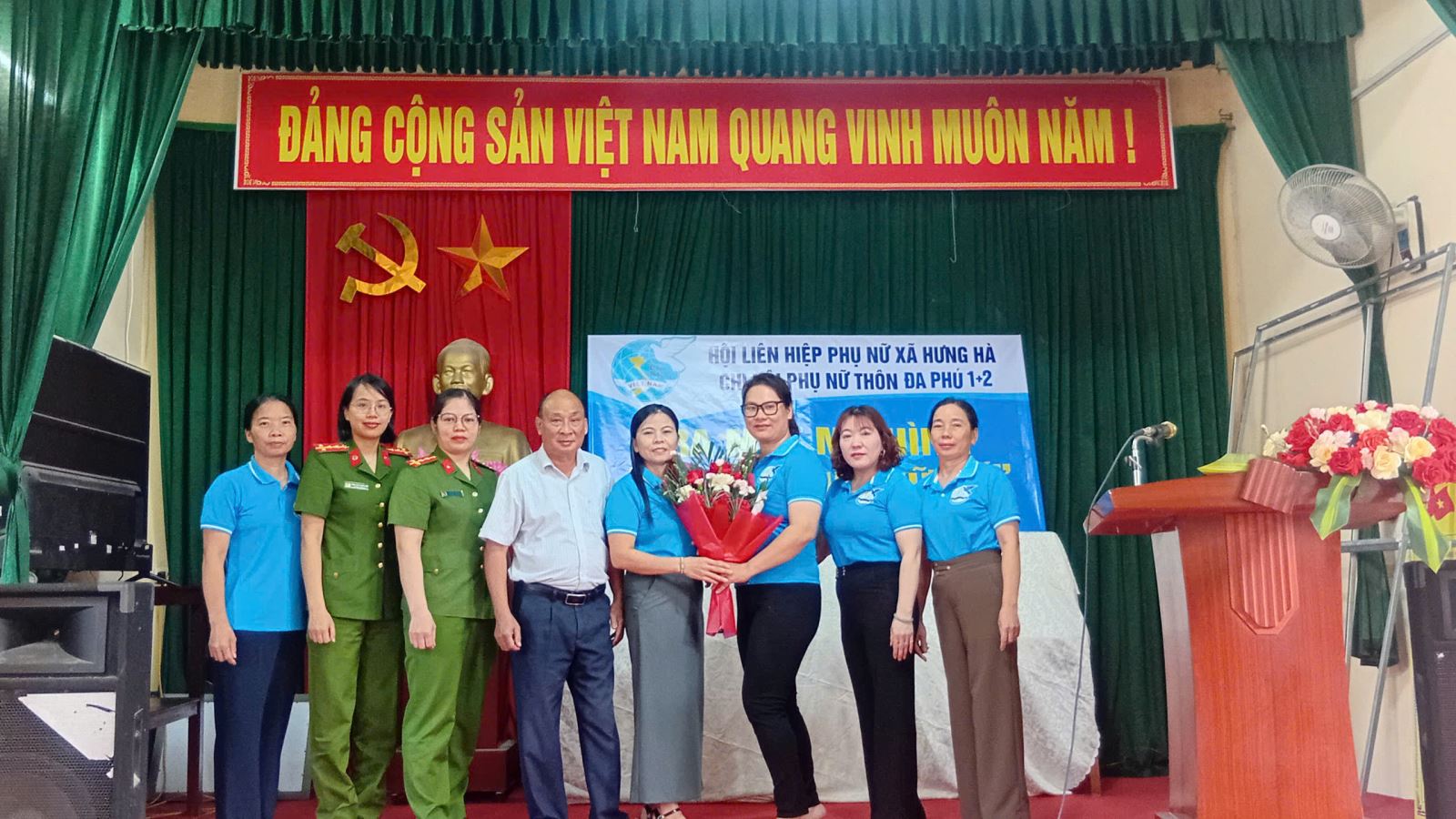 Phụ nữ Công an xã Hưng Hà tham gia “Chi hội phụ nữ số”, đẩy mạnh hướng dẫn chuyển đổi số cho hội viên phụ nữ tại các thôn làng