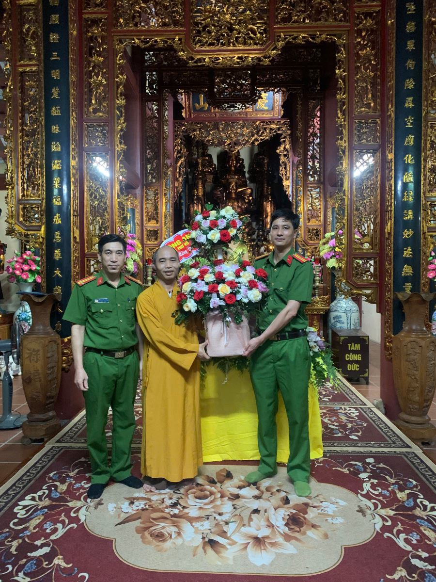 Công an xã Thư Vũ chúc mừng các cơ sở Phật giáo nhân dịp đại lễ Phật đản năm 2026