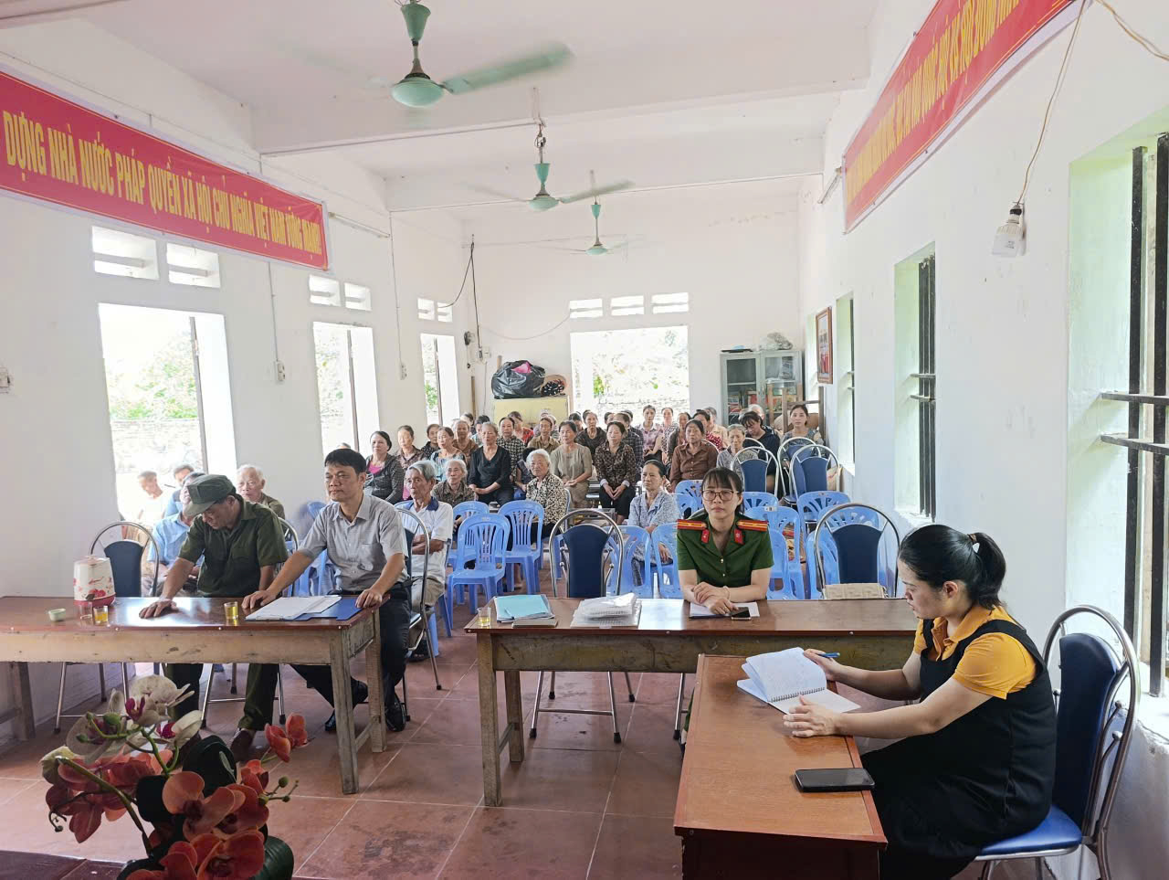 Công an xã Thư Vũ tích cực tuyên truyền, lấy ý kiến nhân dân về Đề án sắp xếp, tổ chức lại thôn trên địa bàn xã