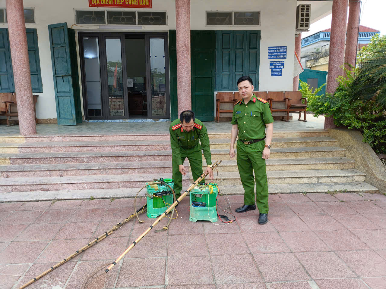 Công an xã Thư Vũ vận động người dân giao nộp bộ dụng cụ “kích điện” dùng để đánh bắt thuỷ sản trái phép