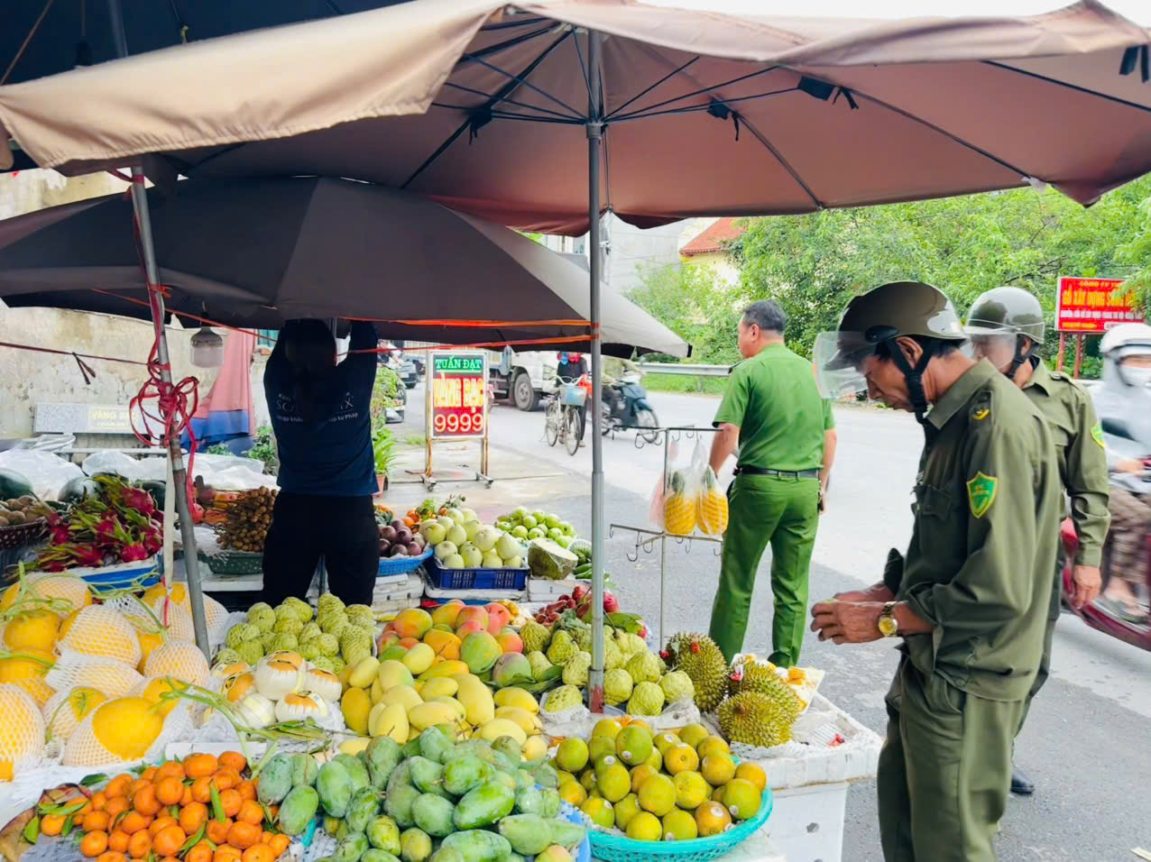 Công an xã Thư Vũ đảm bảo tốt an toàn giao thông, trật tự công cộng, vệ sinh môi trường trên địa bàn xã Thư Vũ dịp nghỉ lễ 30/4 và 01/5/2026