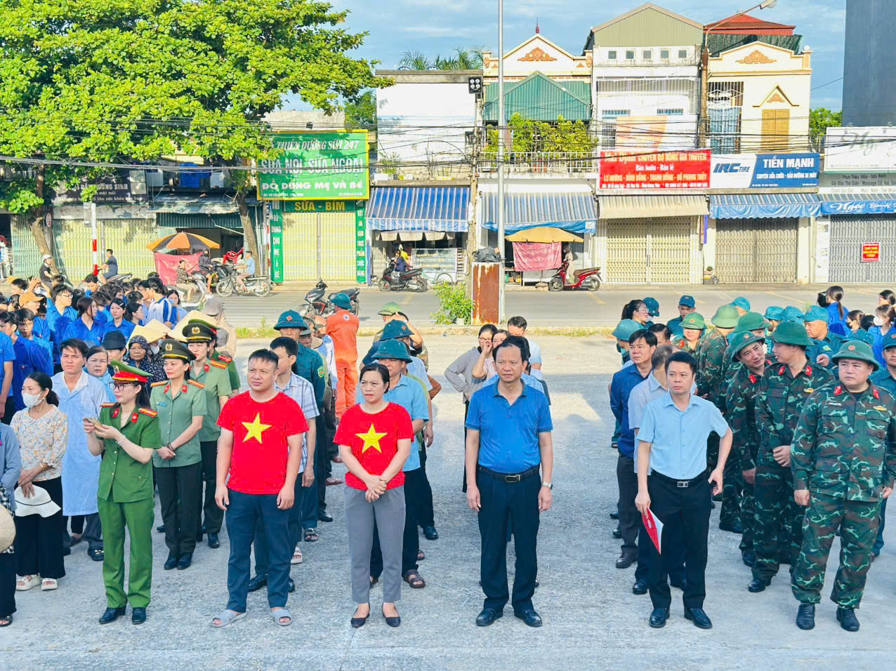 Công an xã phối hợp với Mặt trận Tổ quốc Việt Nam xã Thư Vũ ra quân hưởng ứng phong trào thi đua “Toàn dân chung tay bảo vệ môi trường, vì một Việt Nam xanh – sạch – đẹp”