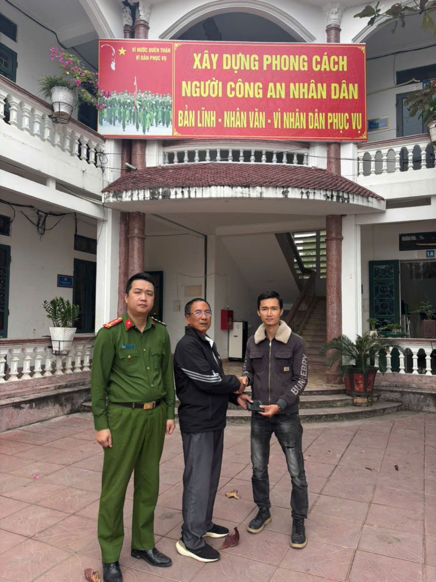 Công an xã Thư Vũ: Hỗ trợ người dân trả lại tài sản cho người đánh mất