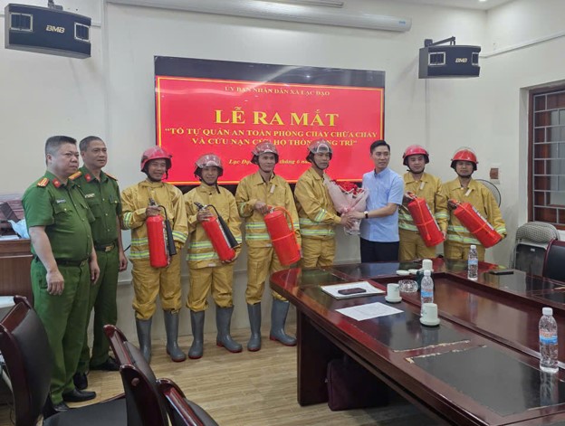 Công an xã Lạc Đạo tham mưu UBND xã xây dựng, ra mắt “Tổ tự quản an toàn phòng cháy, chữa cháy và cứu nạn, cứu hộ thôn Hùng Trì”