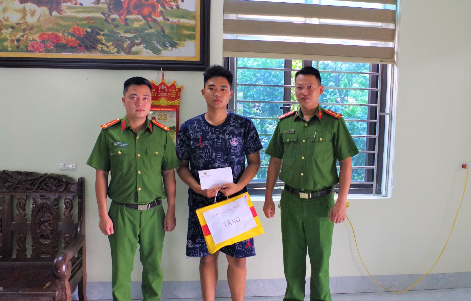 Công an xã Hồng Quang trao quà cho các cháu trong chương trình “Mẹ đỡ đầu” nhân dịp Tết Trung thu