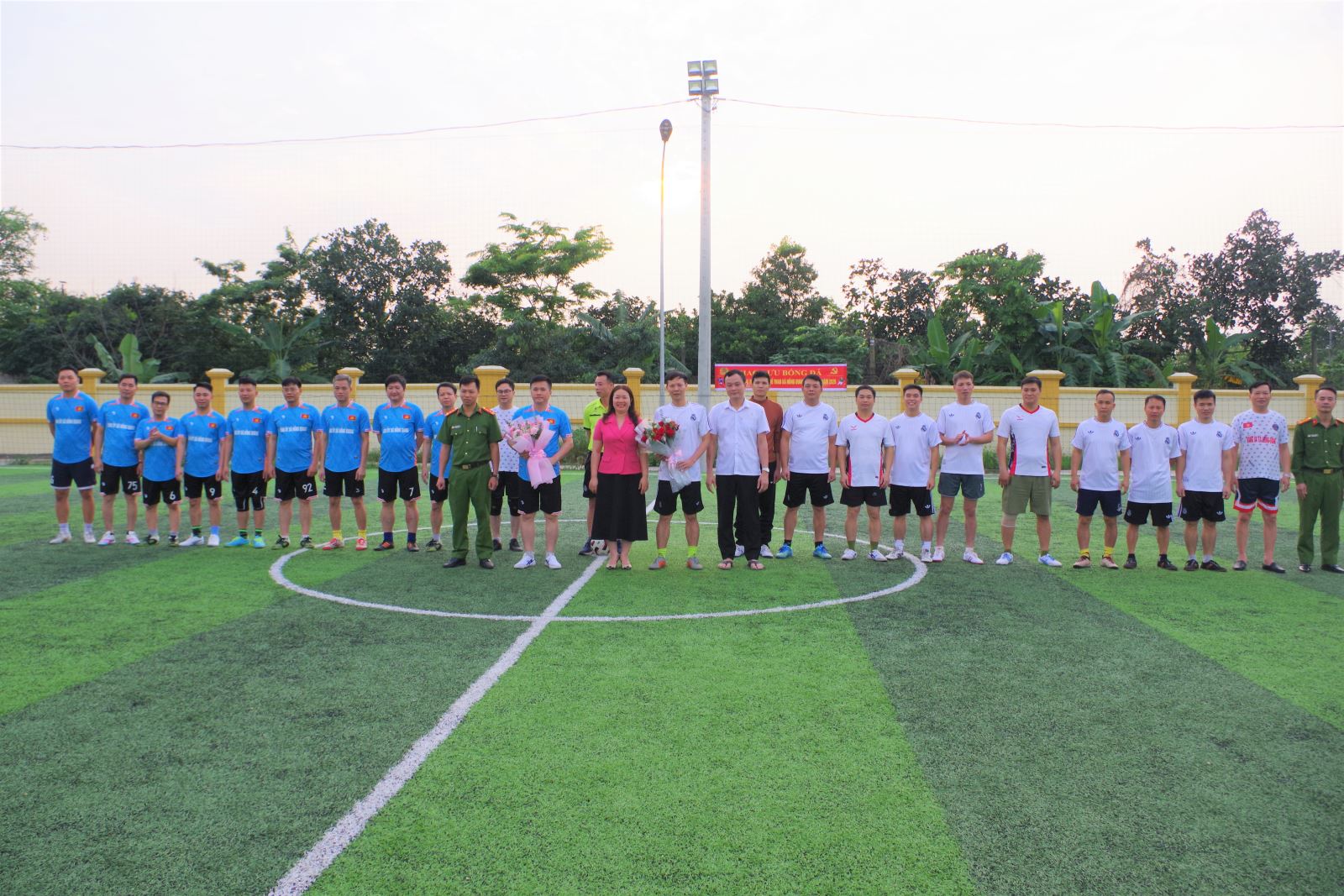 Công an xã Hồng Quang giao lưu bóng đá với Đảng ủy xã chào mừng Đại hội thể dục thể thao xã Hồng Quang lần thứ I