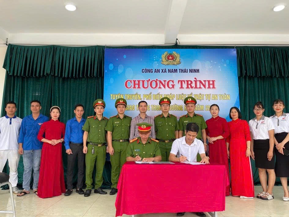 Công an xã Nam Thái Ninh phối hợp tuyên truyền phổ biến pháp luật về an toàn giao thông, phòng chống ma túy và bạo lực học đường