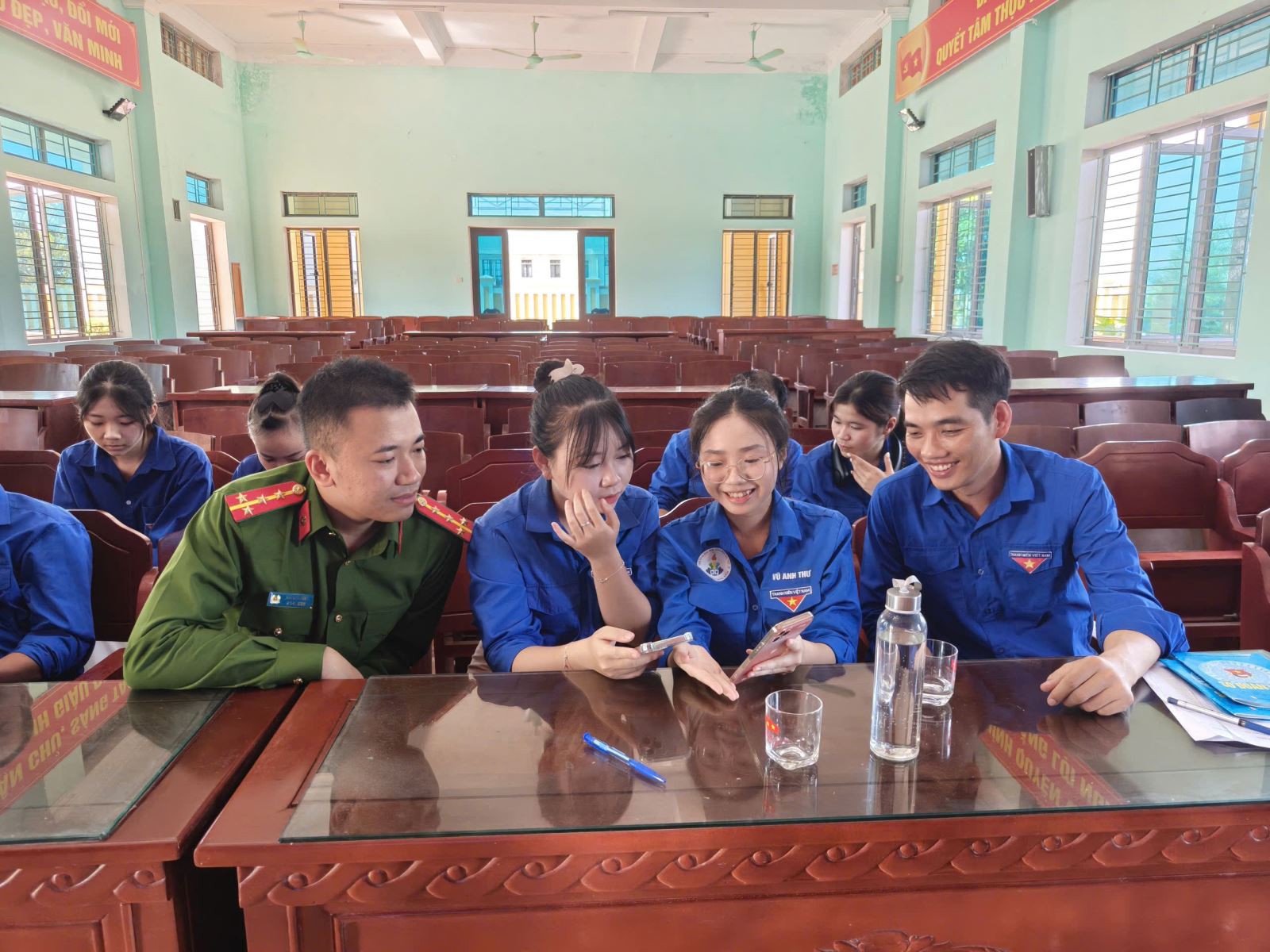 Công an xã Tây Thụy Anh phối hợp Đoàn thanh niên đẩy mạnh chuyển đổi số, đưa công nghệ đến gần người dân
