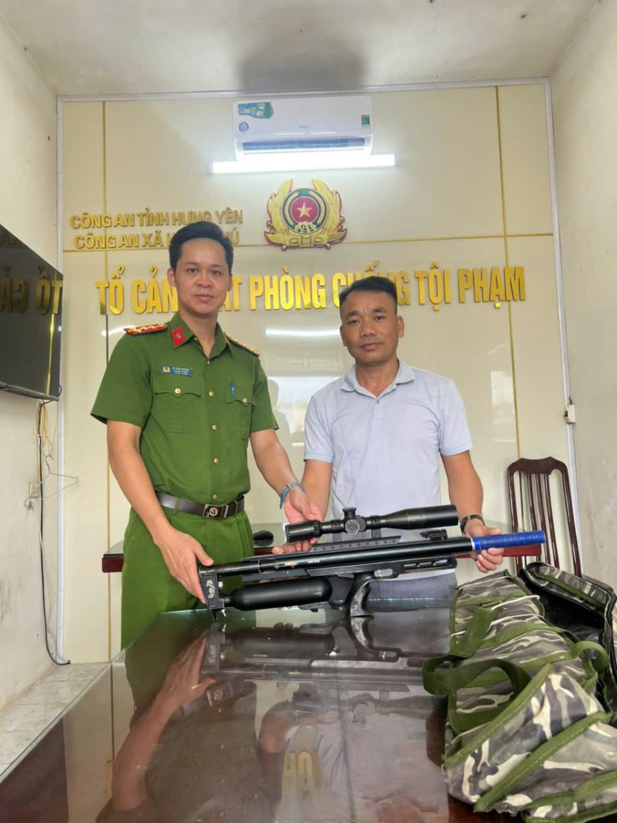 Công an xã Hưng Phú tích cực vận động người dân giao nộp vũ khí, vật liệu nổ, công cụ hỗ trợ nhằm phòng ngừa vi phạm về ANTT