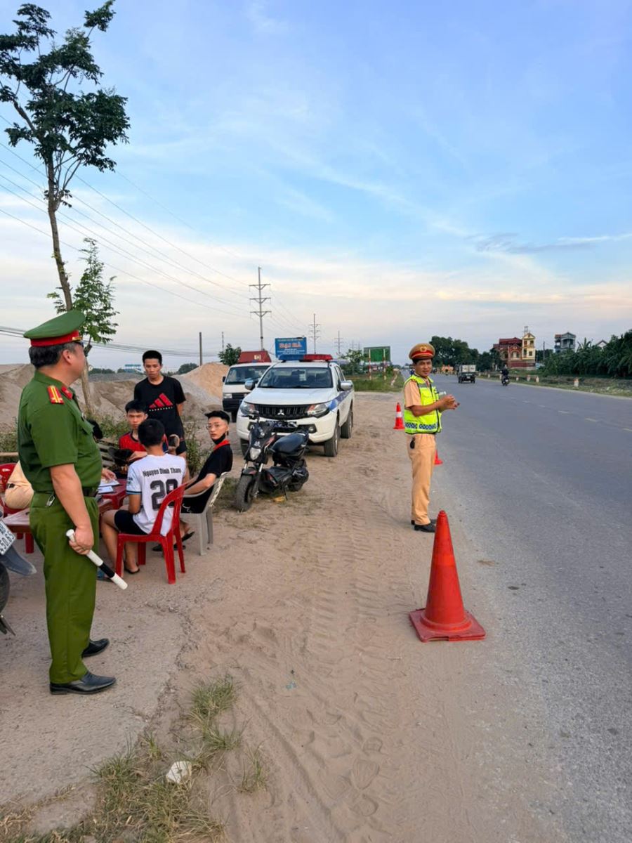 Công an xã Xuân Trúc phối hợp Phòng Cảnh sát giao thông Công an tỉnh tăng cường xử lý vi phạm Trật tự an toàn giao thông trên địa bàn