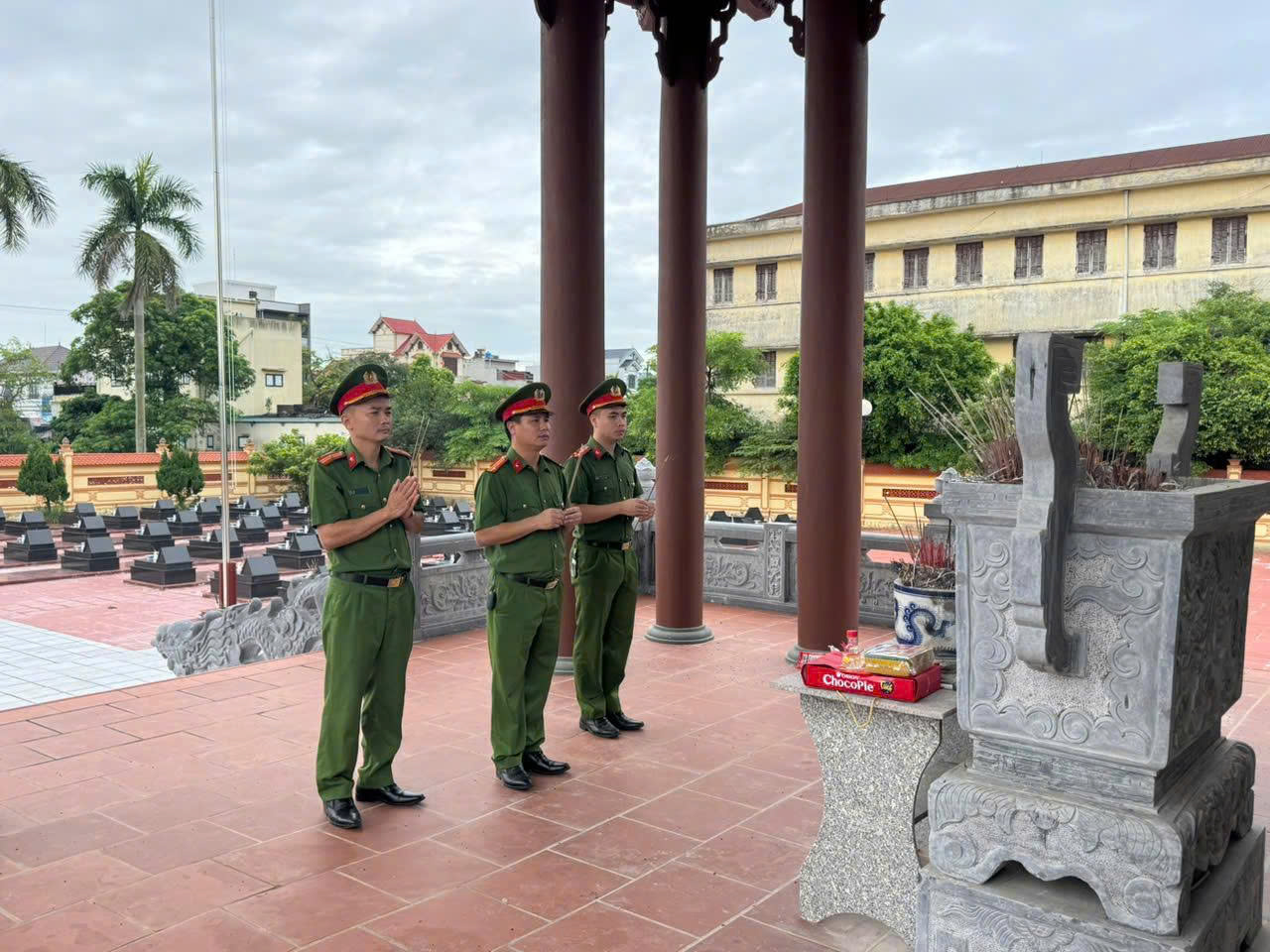 Công an xã Hưng Phú dâng hương tri ân các anh hùng liệt sĩ nhân kỉ niệm 80 năm ngày truyền thống lực lượng An ninh nhân dân