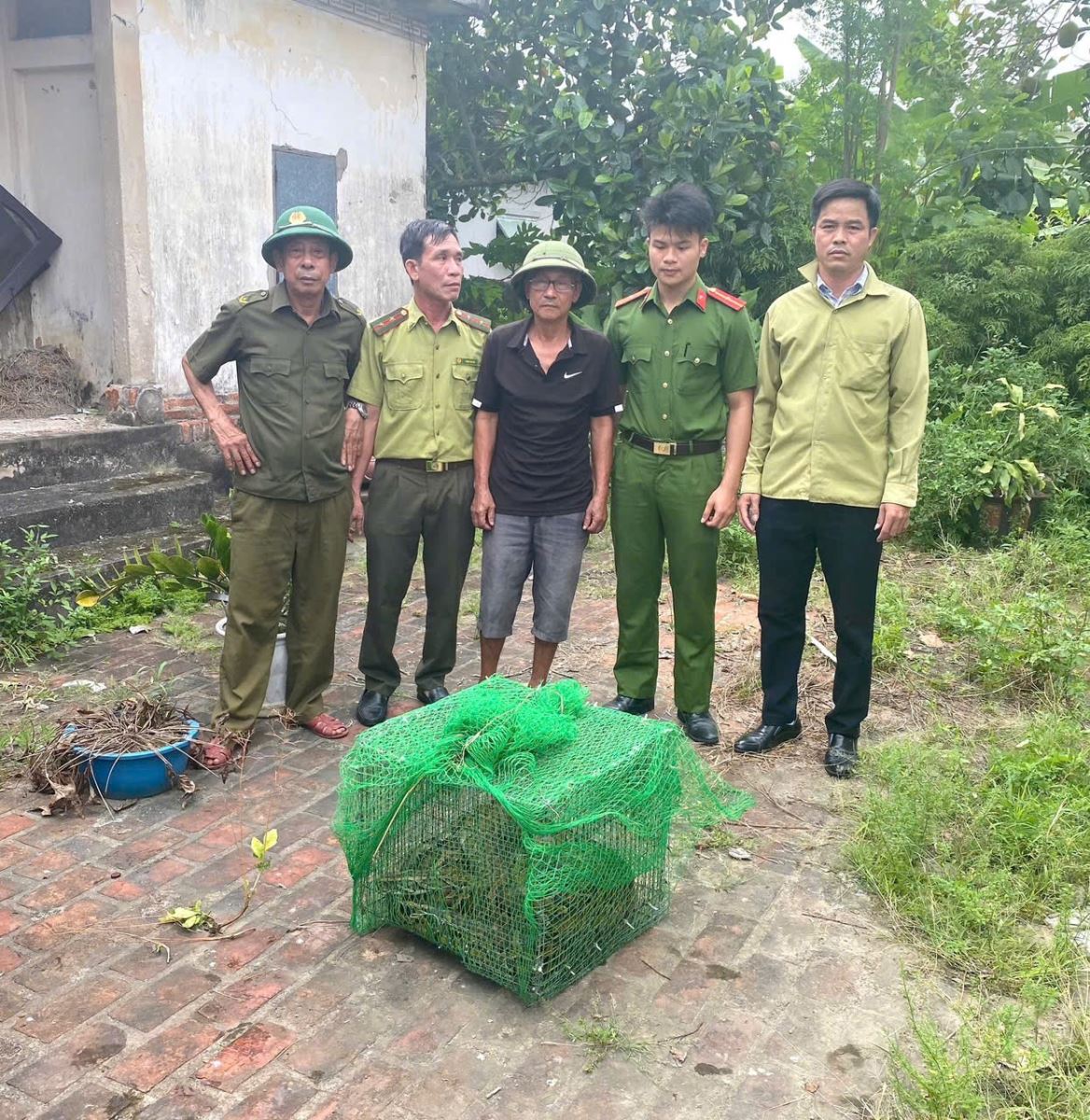 Công an xã Tân Tiến triển khai cao điểm tuyên truyền, vận động, đấu tranh, xử lý hành vi săn bắt, nuôi nhốt, buôn bán trái phép động vật nguy cấp, nguy hiểm và sử dụng kích điện để đánh bắt thủy sản