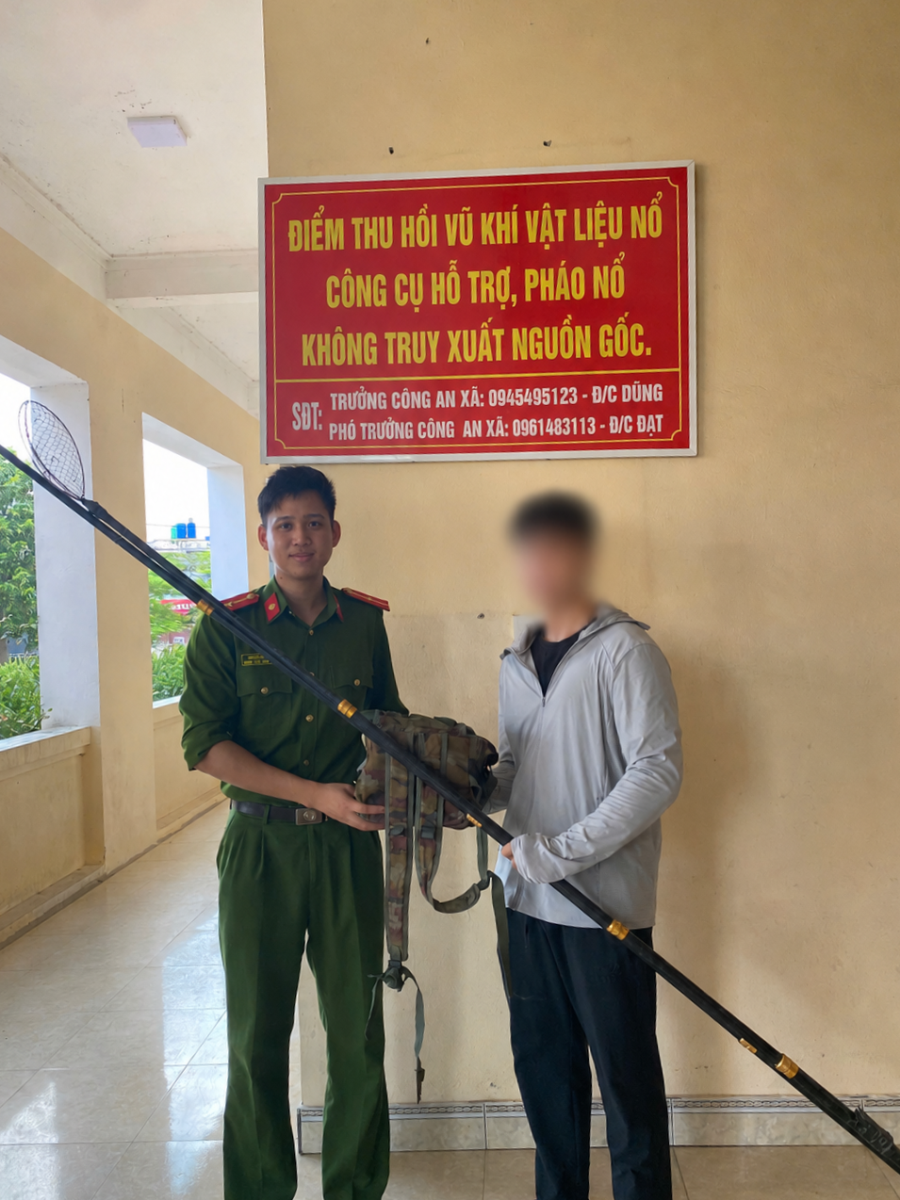 Công an xã Tân Tiến vận động, tuyên truyền người dân giao nộp bộ xung kích điện đánh bắt thủy sản