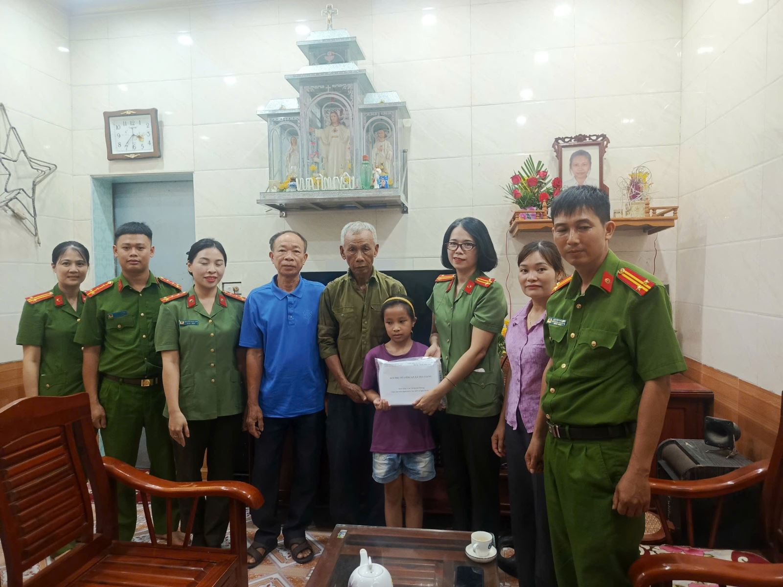 Công an xã Trà Giang tổ chức thăm hỏi trẻ em có hoàn cảnh khó khăn nhân Ngày Quốc tế Thiếu nhi 01/6