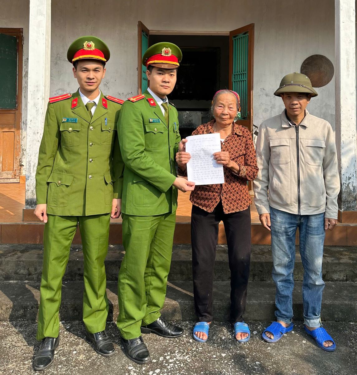 Nhân dân gửi thư cảm ơn lực lượng Công an xã Vũ Tiên kịp thời ngăn chặn thủ đoạn lừa đảo mạo danh lực lượng Công an