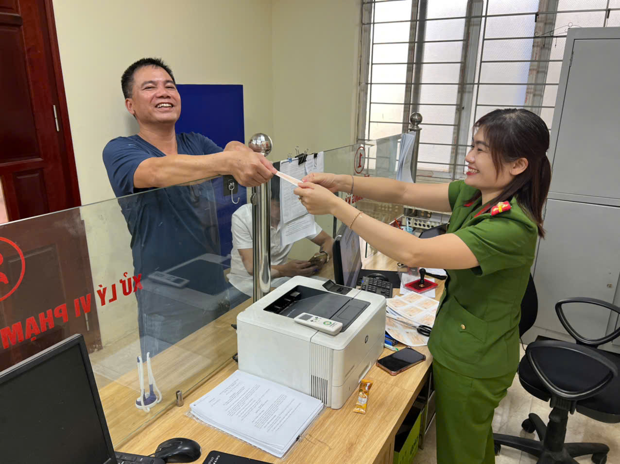 Công an xã Như Quỳnh tăng cường công tác tuyên truyền, hướng dẫn người dân thực hiện các thủ tục hành chính.