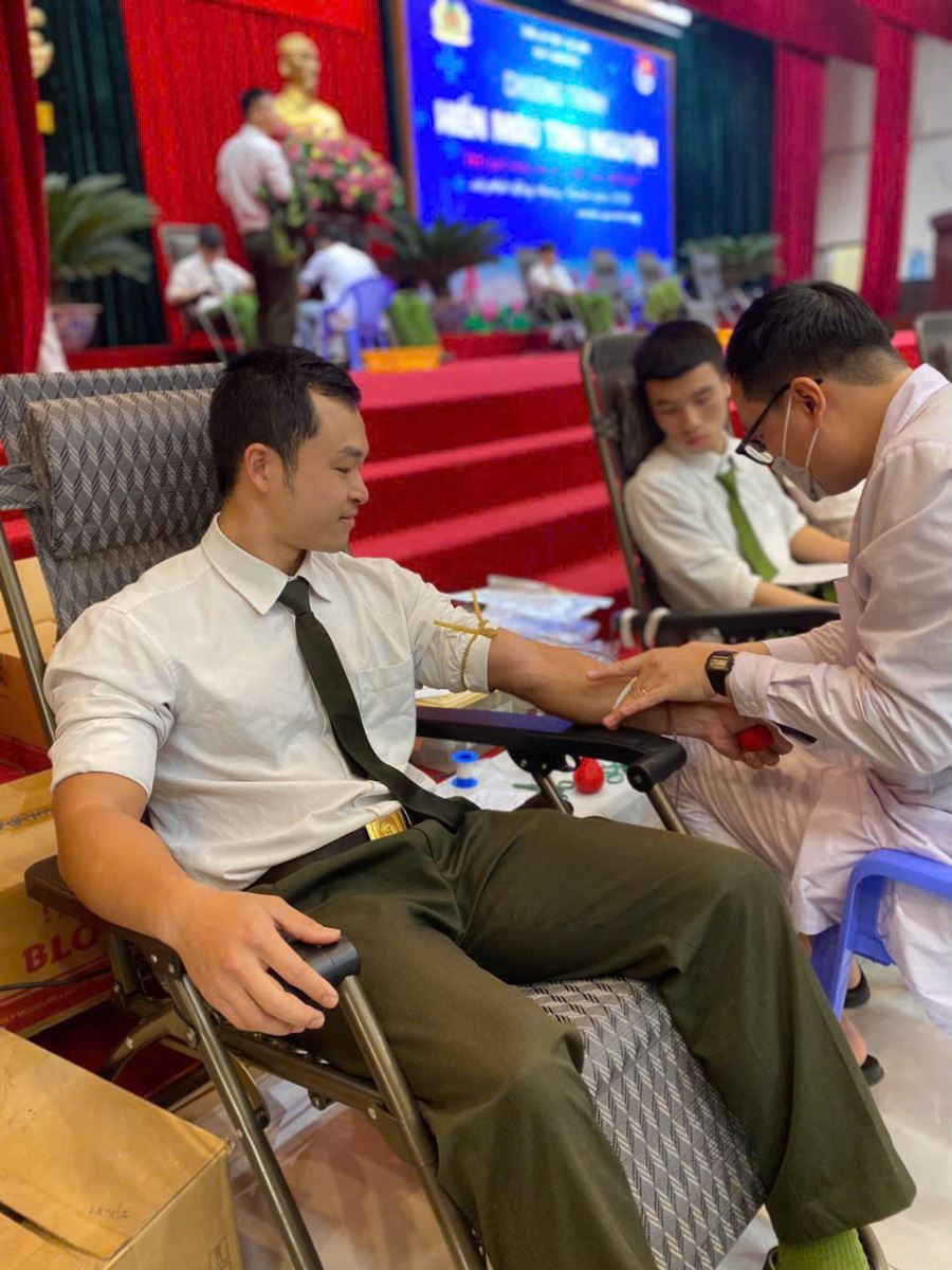 Lan tỏa trách nhiệm vì cộng đồng từ nghĩa cử hiến máu tình nguyện của đồng chí Thiếu tá Vũ Ánh Dương, cán bộ Phòng Kỹ thuật nghiệp vụ và ngoại tuyến
