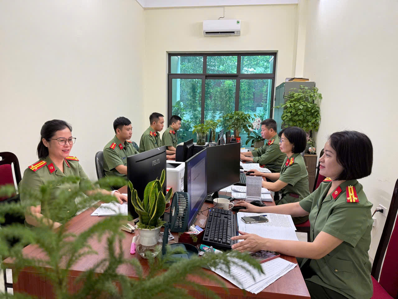 Cán bộ chiến sĩ Trung tâm thông tin dữ liệu nghiệp vụ, Phòng Hồ sơ nghiệp vụ thi đua lập thành tích chào mừng kỷ niệm 136 năm Ngày sinh Chủ tịch Hồ Chí Minh