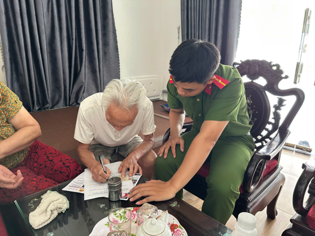 Công an xã Lê Quý Đôn tuyên truyền, ký cam kết phòng, chống tệ nạn mại dâm tại các cơ sở kinh doanh dịch vụ lưu trú