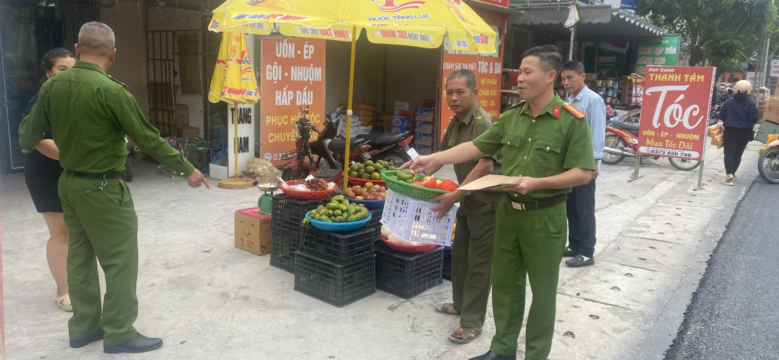 Công an xã Bình Thanh làm tốt công tác tuyên truyền, đẩy mạnh giải tỏa hành lang an toàn giao thông.