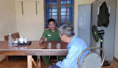 Công an xã Diên Hà kịp thời xác minh, hỗ trợ công dân bị ngất xỉu trên đường bàn giao cho gia đình an toàn