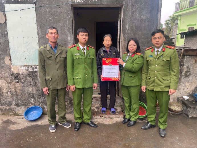 Đoàn Thanh niên - Hội phụ nữ Công an xã Hưng Hà trao tặng quà Tết, lan tỏa tinh thần “lá lành đùm lá rách”, không để ai lại phía sau