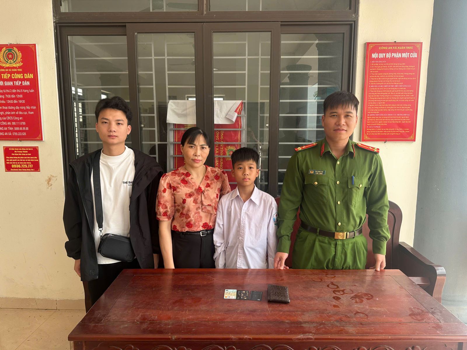 Công an xã Xuân Trúc giúp đỡ người dân tìm lại tài sản thất lạc