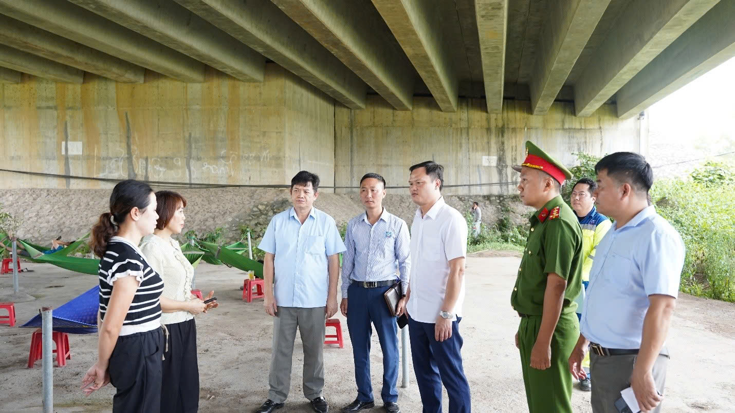 Công an xã Xuân Trúc phối hợp kiểm tra, xử lý vi phạm lắp đặt cáp quang, cáp điện trái phép dưới gầm cầu đường cao tốc Hà Nội – Hải Phòng