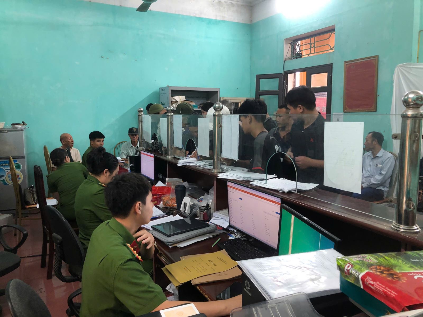 Công an xã Hồng Vũ phối hợp Tổ công nghệ số cộng đồng đẩy mạnh tuyên truyền chuyển đổi số và kích hoạt tài khoản định danh điện tử VNeID