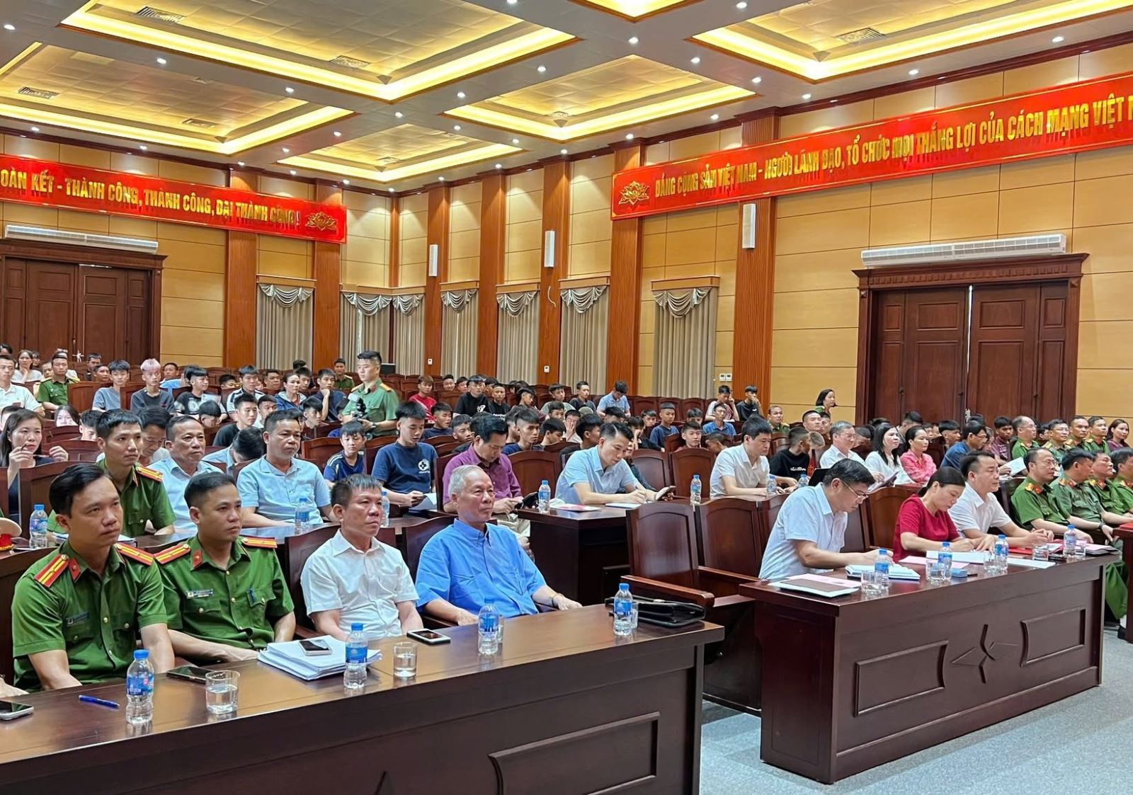 Công an phường Mỹ Hào tổ chức hội nghị tuyên truyền, phổ biến kiến thức về Đề án 06 của Chính phủ