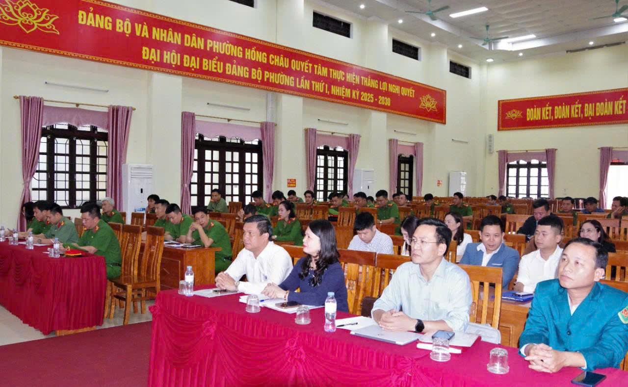 Công an phường Hồng Châu tăng cường công tác bảo vệ nền tảng tư tưởng của Đảng, đấu tranh phản bác quan điểm sai trái thù địch trên không gian mạng