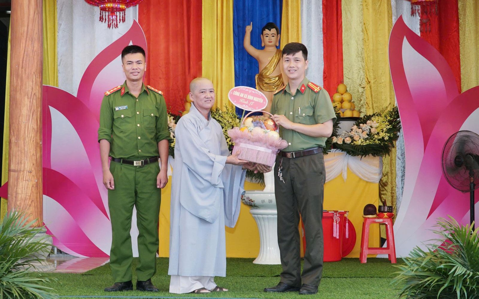 Công an xã Bình Nguyên thăm, chúc mừng các cơ sở Phật giáo trên địa bàn nhân dịp Lễ Phật đản năm 2026