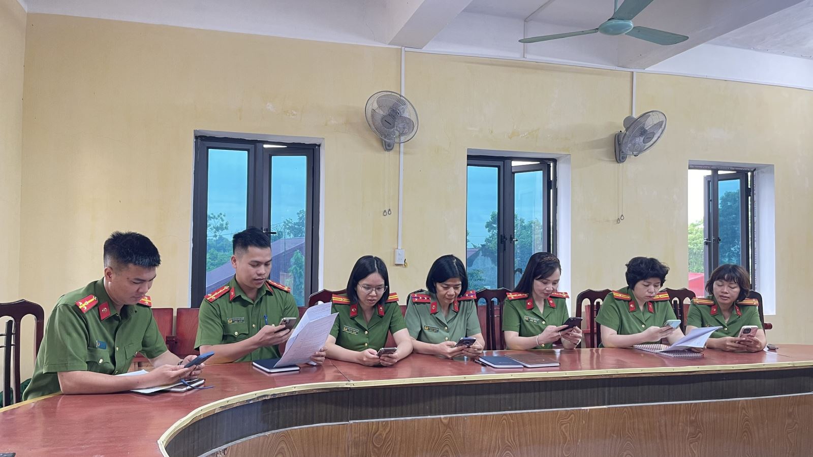 Hội phụ nữ Công an xã Bình Nguyên phát động cuộc thi trực tuyến với chủ đề “Theo bước chân những người anh hùng”.