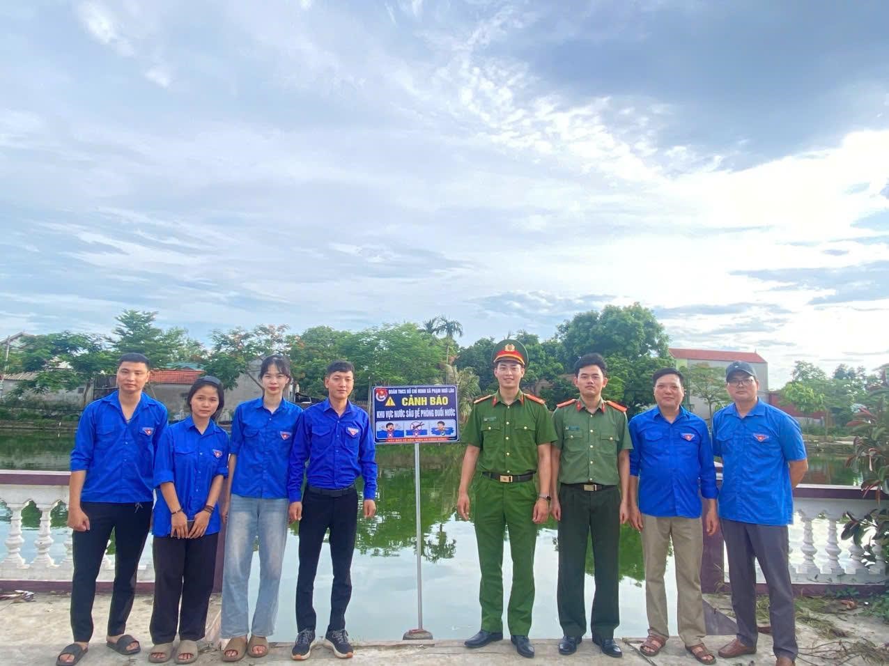 Công an xã Phạm Ngũ Lão phối hợp Đoàn thanh niên xã tổ chức rà soát triển khai cắm biển cảnh báo phòng chống đuối nước trên địa bàn xã