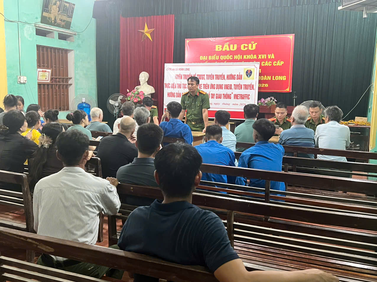 CÔNG AN XÃ HOÀN LONG TRIỂN KHAI MÔ HÌNH DÂN VẬN KHÉO “SỔ TAY GIAO THÔNG” HƯỚNG DẪN NHÂN DÂN CÀI ĐẶT ỨNG DỤNG VNETRAFFIC