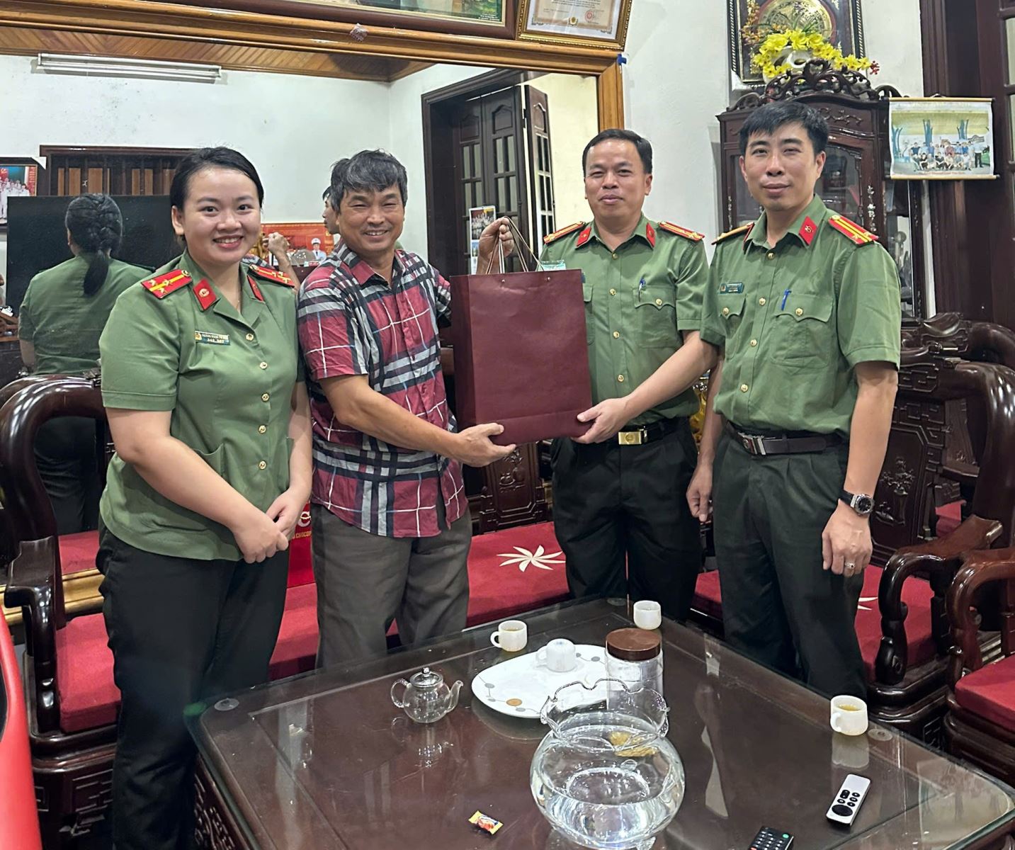 Phòng An ninh điều tra thăm hỏi, tri ân các đồng chí nguyên lãnh đạo Phòng qua các thời kỳ