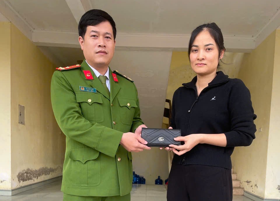 Công an xã Diên Hà: Tiếp nhận và trao trả tài sản cho người dân bị rơi mất