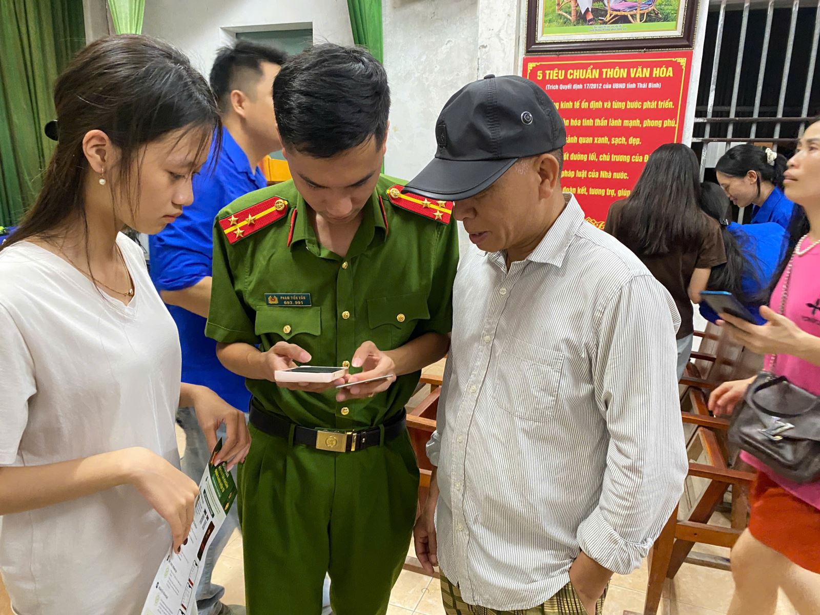 Công an xã Tây Thái Ninh phát huy vai trò phối hợp, đẩy mạnh kích hoạt tài khoản định danh điện tử mức 2