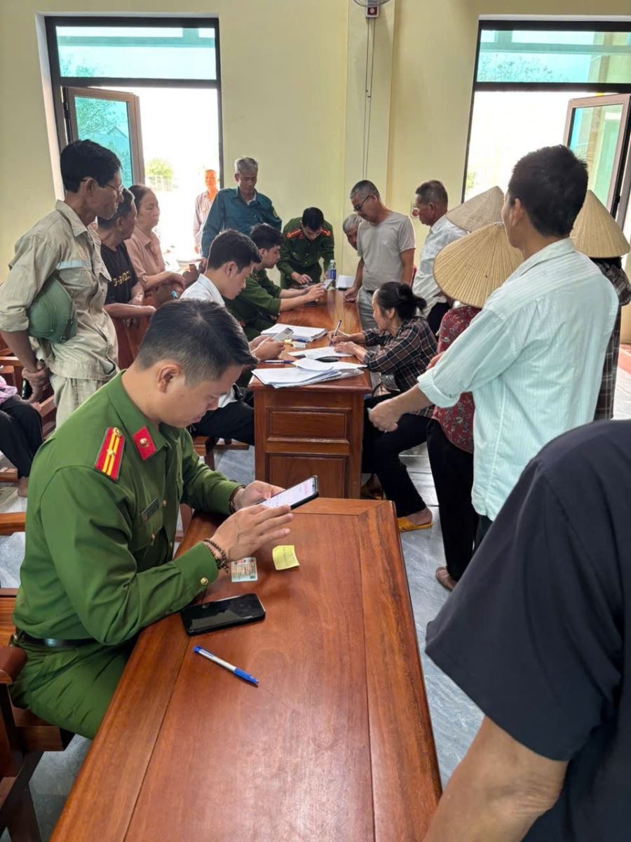 Công an xã Đồng Bằng đẩy mạnh hướng dẫn Nhân dân sử dụng ứng dụng VNeID gắn với công tác tuyên truyền phòng ngừa tội phạm công nghệ cao