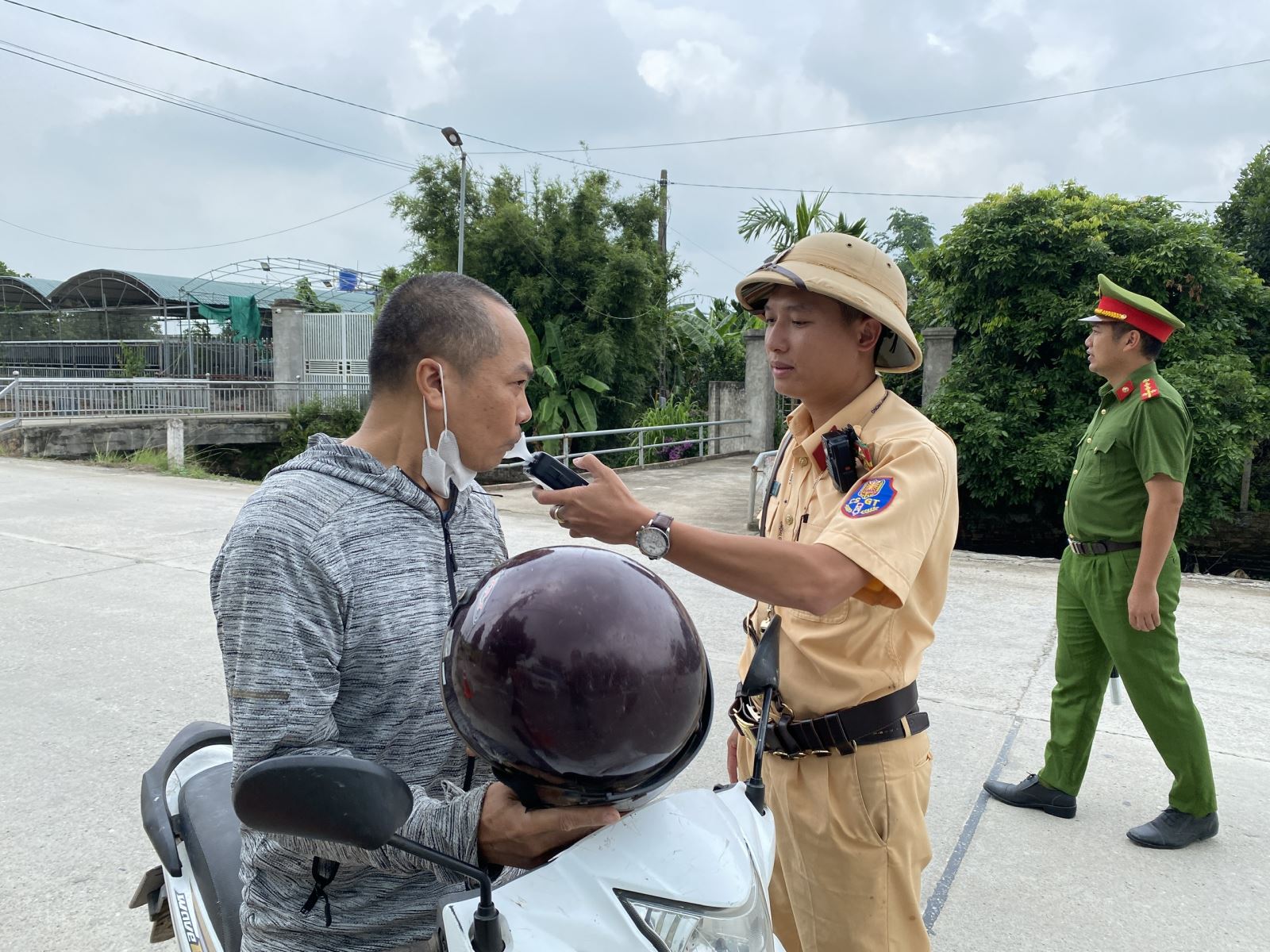 Công an xã Tây Thái Ninh phối hợp tăng cường tuần tra, xử lý vi phạm an toàn giao thông